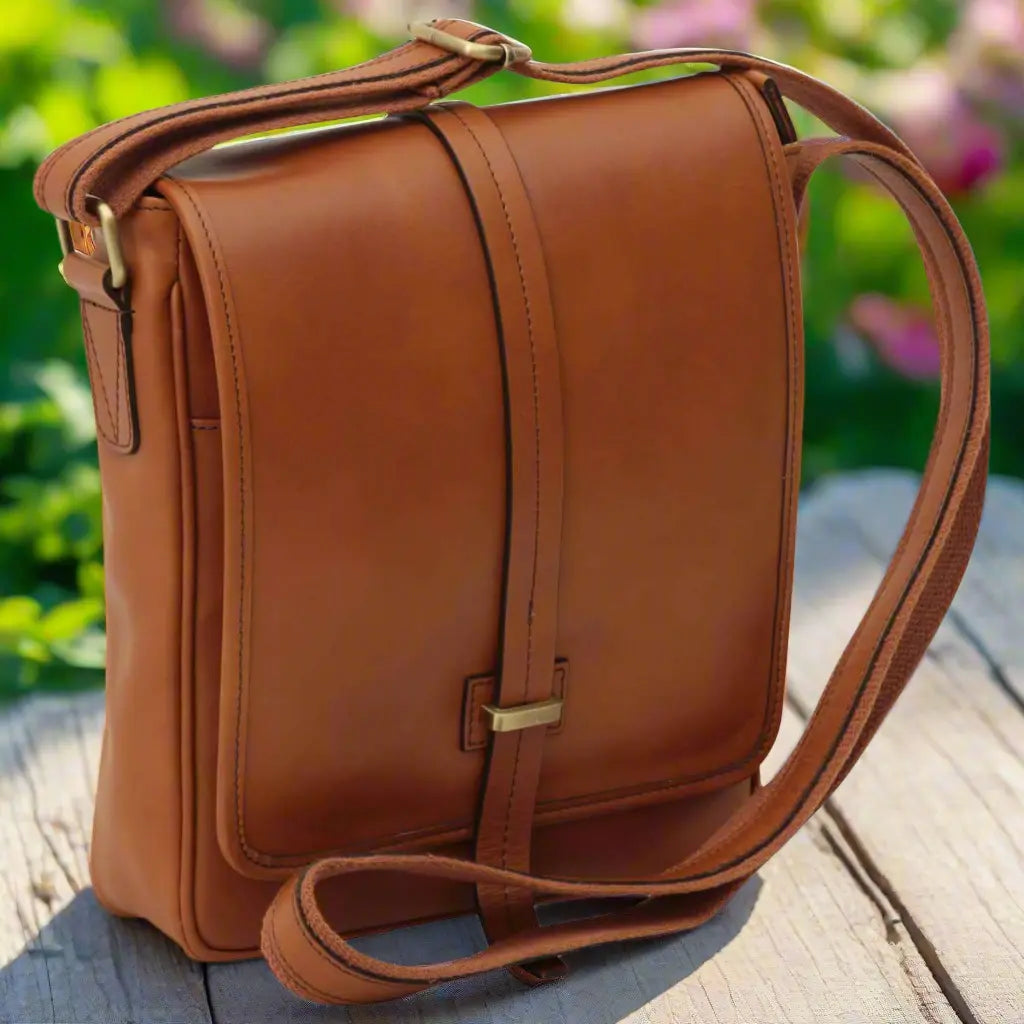 Small Leather Bag with Magnetic Closure | Travel & Casual